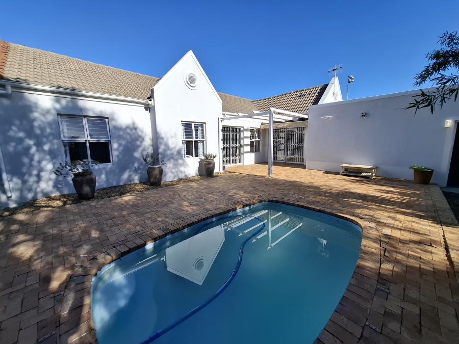 To Let 4 Bedroom Property for Rent in Sunningdale Western Cape